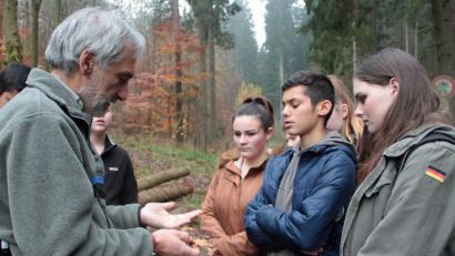 Bild: sön
Förster Werner Lang mit den Neuntklässlern im Naturpark Hirschwald.