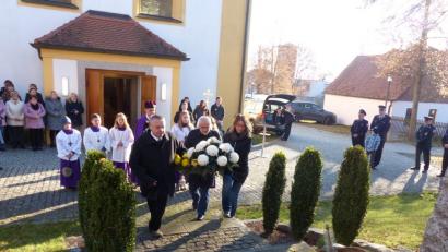 Bild: hme
Die Gemeindevertreter auf dem Weg zur Kranzniederlegung, von links: Johann Kick, dritter Bürgermeister Hans Meißner und Christine Post.