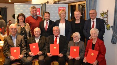 Bild: hcz
Seit sechs Jahrzehnten ist Ludwig Späth (sitzend, Zweiter von links) Genosse. Die Spitzen der Weidener SPD ehrten bei der Jahresabschlussfeier ferner für 50 Jahre Zugehörigkeit (sitzend, von links) Wolf-Rüdiger Franz, Gerd Moser, Marianne Götz und Hilde Zebisch.