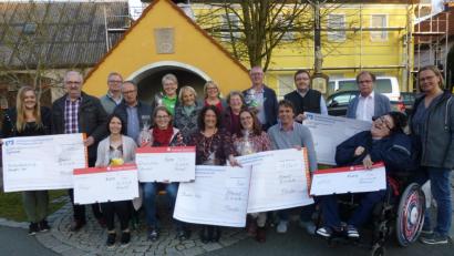 Bild: is
Empfänger der Spenden mit den Verantwortlichen der Dorfgemeinschaft.