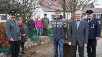 Bild: nib
Die Vorsitzenden der beteiligten Vereine zeigten sich sehr angetan von den neuen Sitzen am Spielplatz in Högling. Im Bild von links Hubert Meierhofer (KRK), Heidi Richthammer (OGV), Magdalena Schmidbauer, Carina Bär (Ortsausschuss), Erwin Bauer (Oldtimer-Freunde), Robert Delling (KLJB), Michael Rudisch (Kirchenpfleger) und Siegfried Schlosser (Feuerwehr).