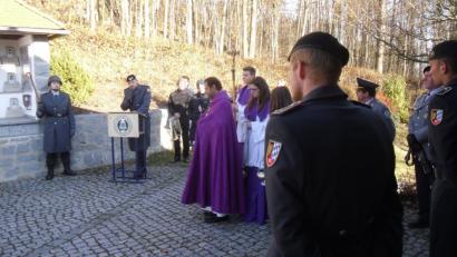 Bild: dl
Mitglieder der Soldatenkameradschaft, der Feuerwehr und der Bundeswehr versammelten sich am Thansteiner Kriegerdenkmal um den Toten zu gedenken. Major Matthias Voß (am Rednerpult) und Pfarrvikar Benny Joseph Kochumundammalayil gestalteten den festlichen Akt.
