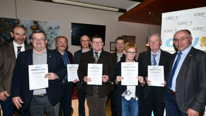 Bild: bey
CSU-Ortsvorsitzender Roland Rauch (links) und stellvertretender Kreisvorsitzender Albert Nickl (rechts) zeichnen die langjährigen Mitglieder Artur Leonhardt, Georg Duschner jun., Herbert Pschierer, Gerhard Kres, Bernhard Meiler, Annika Leonhardt und Manfred Weiß (von links) aus.