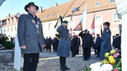 Bild: bey
Bürgermeister Rainer Rewitzer und Oberleutnant Julian Stelter legen nach ihren Ansprachen Kränze am Kriegerdenkmal auf dem Marktplatz nieder.