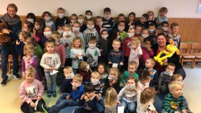 Bild: njn
Keine Angst vorm Zahnarzt haben jetzt die Buben und Mädchen des Kindergartens Kunterbunt. Mit auf dem Bild Zahnärztin Dr. Heidi Edl (rechts mittig)