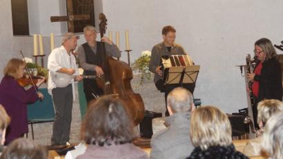 Bild: weu
Die Gruppe „Aufwind“ aus Berlin begeisterte mit ihren Interpretationen von Klezmer Musik und jiddischen Liedern in der Auferstehungskirche.
