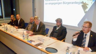 Bild: usc
Fachleute aus der Stadtverwaltung beantworten die Fragen. Von links: Sabrina Liermann (Senioren-Angelegenheiten), Martin Reinhardt (Sozialamt), Peter Seidel (Verkehrsbehörde), Baureferent Markus Kühne, Hans-Georg Wiegel (Hochbauamt) und Bürgermeister Martin Preuß.