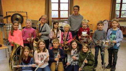 Bild: bph
Viel Vorfreude verraten die strahlenden Gesichter der Kinder der neuen „Bläserklasse 2018“ der Jugendblaskapelle Nabburg und ihrer Bläserklassenleiterin Melanie Ferstl (Bildmitte hinten) bei der Übergabe der funkelnagelneuen Instrumente im Musikerheim.