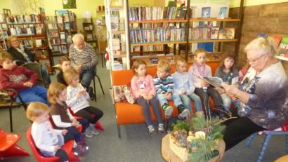 Bild: mad
Angela Heller-Wolfsteiner (rechts) trug den Kindern zum Vorlesetag verschiedene Geschichten vor.