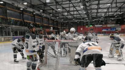 Bild: pa
Luca Feitl (mit weißem Helm) inmitten seiner Teamkameraden vor dem Spiel in Freising. Der junge Goalie durfte diesmal das Amberger Tor hüten.
Die Wild Lions gewannen am Ende souverän beim Tabellendritten.