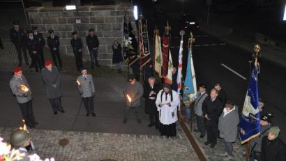 Bild: ak
Bürgermeister Günter Kopp (vorne, Fünfter von links) ruft am Ehrenmal zur Verteidigung des Friedens auf.