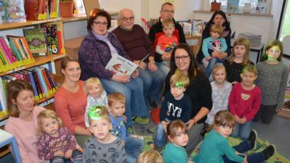 Bild: jr
Ingrid und Ernst Bayer (sitzend Mitte) lasen beim Bilderbuchkino vor. Insgesamt kamen 18 Kinder kamen zum bundesweiten Vorlesetag am Freitag in die Stadtbücherei, mit dabei Sandra Schug (hockend Mitte) vom Team der Stadtbücherei. Die Aktion soll wiederholt werden.
