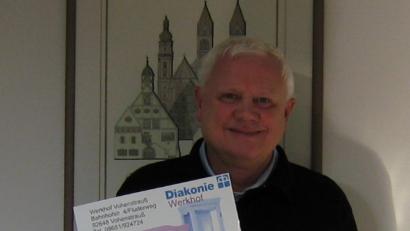 Bild: exb
Markus Friedrich, Leiter des Arbeits-Förderungs-Zentrums, präsentiert die Plakate und die Flyer.