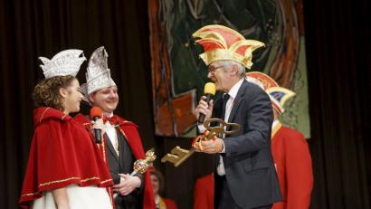 Bild: abi
Jetzt regieren die Narren in Rawetz. Bürgermeister Horst Geißel übergab den Rathausschlüssel an das neue Prinzenpaar namens Prinz René, Designerschauspieler vom Trottacker, und Prinzessin Anja III., Fotostylistin mit Poesie.