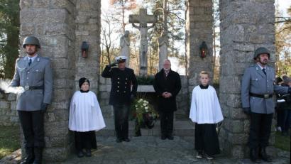 Bild: wro
Hermann Meier (Vorsitzender des Soldatenbundes) und Bürgermeister Herbert Bauer (Dritter und Vierter von links) legten am Kriegerdenkmal in Falkenberg einen Kranz nieder. Begleitet wurde der Festakt von einer Ehrenformation.
