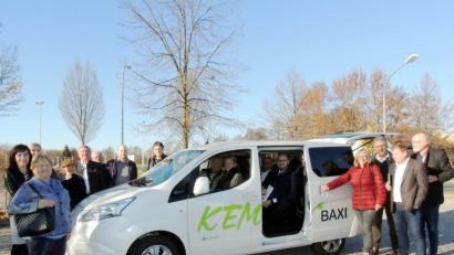 Bild: mor
In Kemnath nehmen Landrat Andreas Meier und seine CSU-Kreisräte in einem "Baxi" Platz.