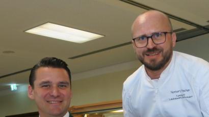 Bild: Hirsch
Landrat Thomas Ebeling ließ sich den Lammbauch schmecken, den ihm Kantinen-Koch Norbert Fischer (rechts) servierte.