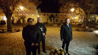 Bild: hir
Bürgermeister Richard Tischler (Mitte) legte zusammen mit den Stadträten Florian Reger (links) und Norbert Auer (rechts) einen Kranz am Kriederdenkmal nieder und erinnerte damit an alle Opfer von Krieg, Terror und Gewaltherrschaft.