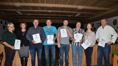 Bild: fjo
Klaus Grundler, Nicole Voit, Alexander Hofmann, Stephan Hoffmann, Josef Wittmann und Anton Hirnet (von rechts) sind gemeinsam mit Schützenmeisterin Hildegard Werner (links) die neuen Vereinsmeister der Schützen in Pfrentsch.