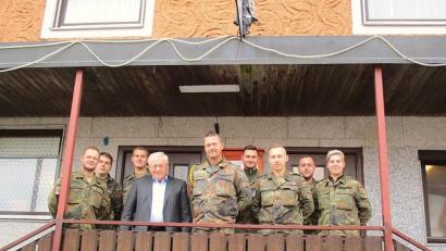 Bild: exb
Bürgermeister Hans Wilhelm (Vierter von links) dankte den Soldaten für ihren Einsatz.