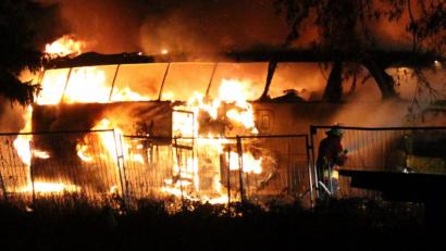 Bild: Reporter 24/dpa
Ein Feuerwehrmann versucht brennende Reisebusse auf dem Gelände eines Busunternehmens bei Pottenstein (Kreis Bayreuth) zu löschen.