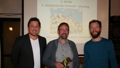 Bild: fpoz
Stefan Müller (links), der auch Umweltbeauftragter im Waldershofer Stadtrat ist, zeichnet Werner Greger mit dem "Öko-Waldi" aus. Dem Förster Max Wittmann (rechts) dankt er für seine Informationen rund um den Wald.