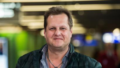 Bild:  Andreas Arnold/dpa
Jens Büchner "Mallorca-Jens" steht im Flughafen Frankfurt am Main. Der TV-Auswanderer ist im Alter von 49 Jahren gestorben.