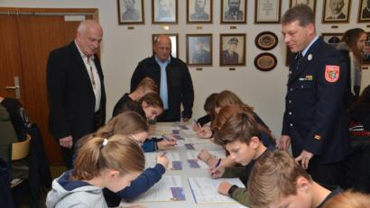 Bild: dob
Da rauchen die Köpfe der Feuerwehr-Nachwuchskräfte beim diesjährigen Wissenstest im Vohenstraußer Gerätehaus. Kreisbrandmeister Christian Demleitner, Kreisbrandinspektor Martin Weig und dritter Bürgermeister Johann Gollwitzer (von rechts nach links) schauen den Jugendlichen über die Schulter.