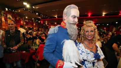 Bild: Bild: Karl-Josef Hildenbrand/dpa
Rolle seines Lebens: Der damalige Finanzminister Markus Söder (CSU) und seine Frau Karin kommen als Prinzregent Luitpold und Gemahlin Auguste zur Fernseh-Prunksitzung "Fastnacht in Franken".