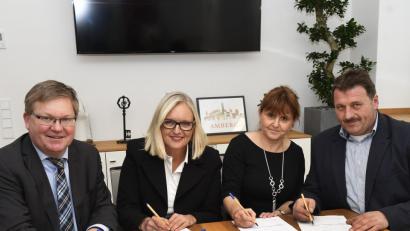 Bild: Petra Hartl
Sie sind sich einig und gehen von einer langfristigen Zusammenarbeit aus (von links): Oberbürgermeister Michael Cerny, ACM-Geschäftsführerin Petra Strobl sowie die neuen Festwirte Anita und Reinhard Gschrey.