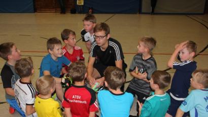 Bild: kro
Lukas Blei bei der Trainingsbesprechung mit den F-Junioren des ATSV Tirschenreuth.