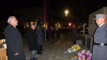 Bild: bk
Bei der Gedenkfeier in Weiherhammer legen die Bürgermeister Kränze nieder.