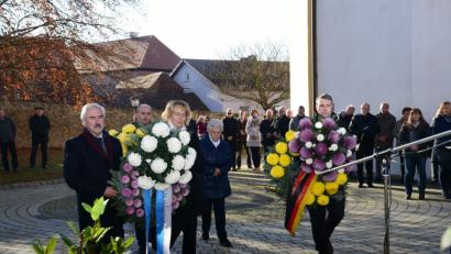 Bild: bey
Bürgermeister Karl-Heinz Preißer (links) und die Vertreter der Vereine legen am Kriegerdekmal in Luhe Kränze nieder.