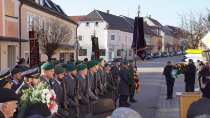Bild: mmj
Wie hier am Kriegerdenkmal in Schönsee sprach Bürgermeisterin Birigit Höcherl auch an den Erinnerungsstätten in Dietersdorf und Gaisthal und legte im Namen der Stadt jeweils einen Kranz nieder.
