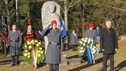 Bild: nm
Major Andreas Leischner (vorne, links) und Bürgermeister Thomas Meiler (rechts) fordern am Kriegerdenkmal dazu auf, der Verantwortung für den Frieden in Europa und weltweit nachzukommen.