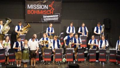 Bild: weu
Mit einem Konzert der Extraklasse erfreute das Blasorchester „Mission Böhmisch“ unter Leitung von Daniel Käsbauer das Publikum in der voll besetzten Schwarzachtalhalle.