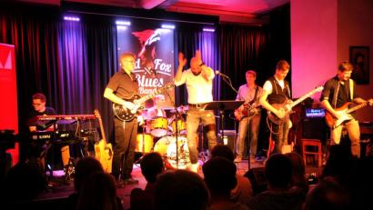 Bild: ge
Da rührt sich was auf der Bühne: Matthias Sommer, Matthias Weber, Stephan Kiesel, Stefan Sehnke, Peter Wolf, Max Müller und Sebastian Wolf (von links) sind die Red Fox Blues Band und ganz schön gut: Im Seidel-Saal begeisterten sie das Premierenpublikum.