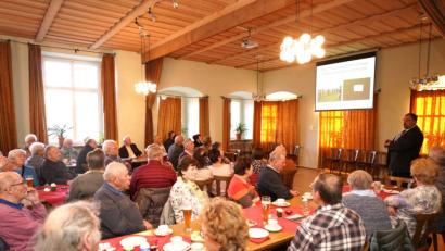 Bild: fvo
Bürgermeister Josef Beimler (rechts) referiert vor den Senioren über gemeindliche Angelegenheiten.