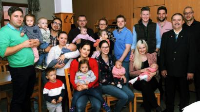 Bild: gf
Ihr Begrüßngsgeld erhalten die Gebenbacher Neubürger des Jahres 2018, hier mit ihren Eltern, darunter auch der Zweiter Bürgermeister Cajetan Kredler (links), mit ihren Geschwistern sowie (von rechts) Gemeinderat Hans Jürgen Zintl, Bürgermeister Peter Dotzler und Gemeinderat Thomas Kraus.