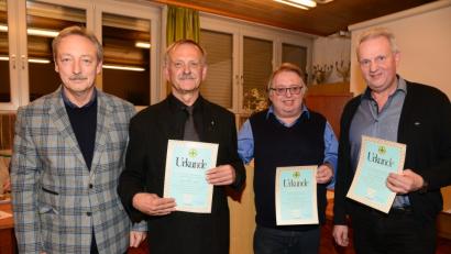 Bild: bey
Bezirksvorsitzender Gernot Schötz (links) ehrt bei der Verkehrswacht Weiden Vorsitzenden Heinz Kumpf, Schatzmeister Klaus Hartung und Fachreferenten Josef Argauer (von links) mit der Ehrennadel in Silber.