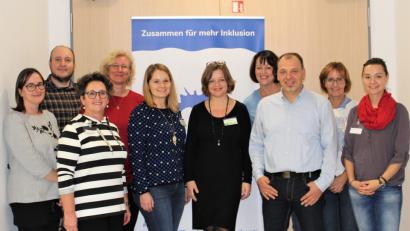 Bild: Williamson, Dagmar
Bernd Gerlang von der OTH, Bettina Hahn vom Evangelischen Bildungswerk Oberpfalz, Sabine Reithmaier von der Katholischen Erwachsenenbildung, Projektleitung Hildegard Legat (hintere Reihe von links) und Projekt-Mitarbeiterin Monika Ehrenreich, Evi Donhauser von der VHS Amberg, Julia Wolfsteiner und Tanja Kellner von der VHS Amberg-Sulzbach, Christian Irlbacher von der Katholischen Erwachsenenbildung, sowie Franziska Rupprecht von der VHS Amberg (vordere Reihe von links) haben keine Mühen gescheut, einen gemeinsamen Tag des Kennenlernens für viele unvergesslich zu machen.