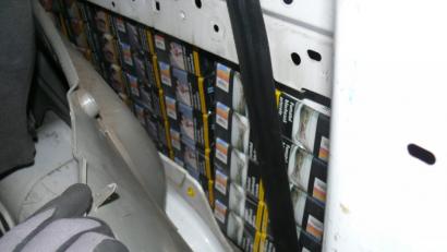 Bild: Bundeszollverwaltung
Unter anderen in der Seitenverkleidung eines Transports fanden Zöllner bei Waidhaus Zigaretten.