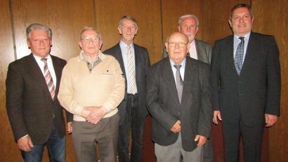 Bild: exb
Vorsitzender Eugen Eckert, Josef Felser, Theo Schleicher, Hubert Trenz, Gründungsvorsitzender Rudi Weber, Bürgermeister Joachim Neuß (von links).