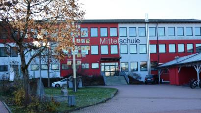 Bild: Schmola, Werner
Sowohl die Mittelschule (Bild) als auch die Grundschule erhalten Glasfaseranschlüsse und somit blitzschnelles Internet.