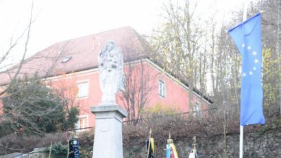 Bild: bey
Der Frieden ist eine hart erarbeitete Kostbarkeit, mahnt Bürgermeisterin Tanja Schiffmann beim Volkstrauertag.