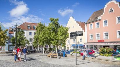 Bild: exb/eckedesign
Die neuen Schilder des Fußgängerleitsystems sind, wie hier auf in einer Fotomontage dargestellt, in grau und schwarz gehalten.