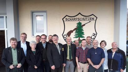 Bild: bgl
An der Spitze der neugewählten Führung der „Scharfschützen“ steht weiterhin Albert Kiener (Siebter von links). MdL Alexander Flierl (Zweiter von links) gratulierte dem Gremium zur Wahl.