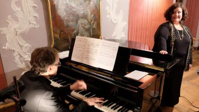 Bild: Dotzauer
Einen Brückenkopf der Harmonie bauten Sängerin Chaterine Winter und Pianist Michael Starke mit Liedern und Songs diesseits und jenseits des Großen Teiches.