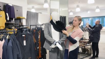 Bild: Schönberger
Noch ist nicht alles am rechten Platz. Doch Filialleiterin Ann-Kathrin Grötsch ist richtig stolz auf das neue „Glanzhaft“ im City Center. 	Rechts der künftige Zugang zu "Novalee".