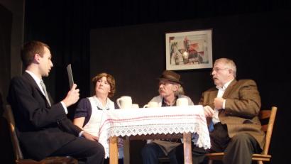 Bild: wrt
Noch haben (von links) Dr. Rosenblatt (Moritz Müller, Frau Bockerer (Renate Schönberger), Metzger Bockerer (Hannes Rupprecht) und Herr Hatzinger (Peter Budnik) Zeit sich zum Kartenspielen zu treffen. Dock die Zeiten ändern sich ...